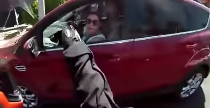 VIDEO: Mujer choca contra un taxi por ir discutiendo con un motociclista y se hace viral