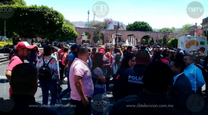 Normalistas realizan bloqueo en la zona de “Las Tarascas”
