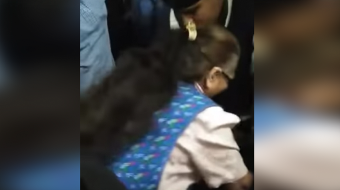 VIDEO: Mujer de 57 años golpea a un hombre que la acosó sexualmente en el Metro