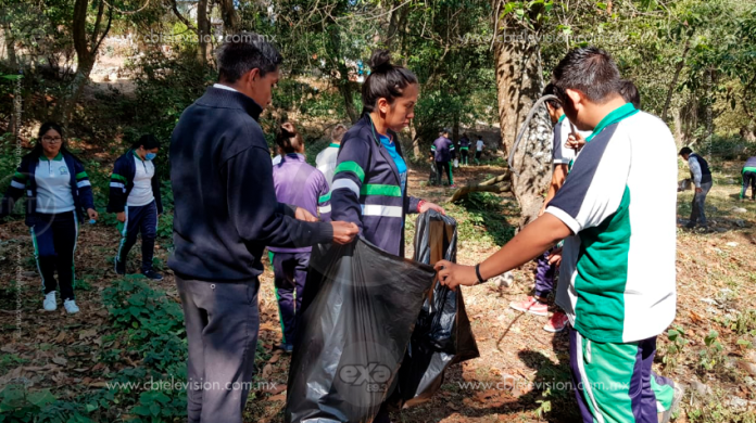 Alumnos de Telebachillerato de San Miguel se suman a la limpieza del Río San Isidro