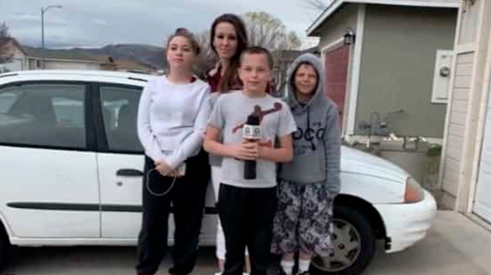 Niño vende su Xbox y trabaja para comprar un auto a su mamá