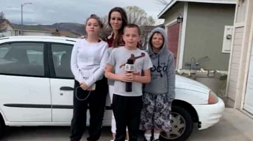 Niño vende su Xbox y trabaja para comprar un auto a su mamá Niño vende su Xbox y trabaja para comprar un auto a su mamá
