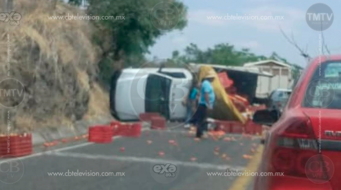 Vuelca camioneta jitomatera