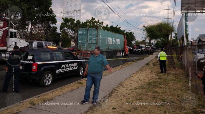 A balazos arrestan a un chofer de trailer en periférico de Morelia