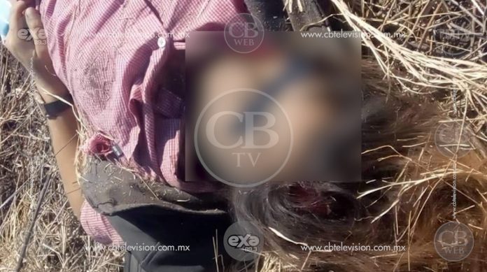 Muere al volcar su camioneta y salir proyectada por una ventanilla