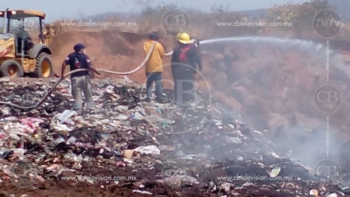 Sin control incendio en el basurero de Puruándiro