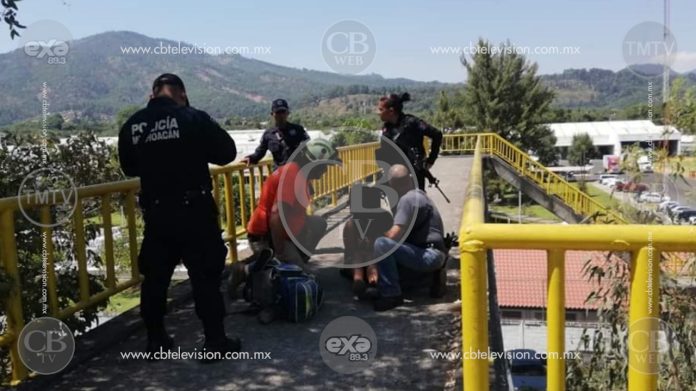 Mujer intentaba arrojarse de un puente; paramédicos evitan su muerte