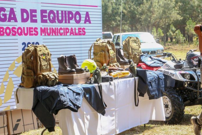 Víctor Manríquez dota de equipo, herramientas y uniformes a guardabosques