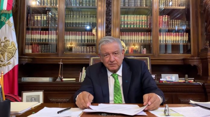 AMLO firma memorándum para cancelar reforma de EPN