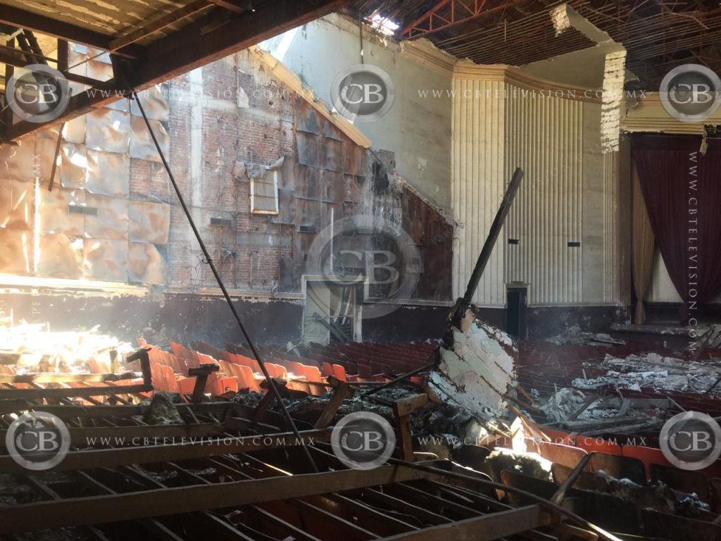 Le prenden fuego a un cine en Apatzingán