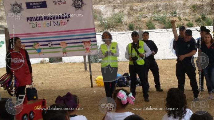 Policías entregan juguetes a niños de escasos recursos