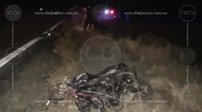 Motociclista fallece en choque contra un auto en Apatzingán