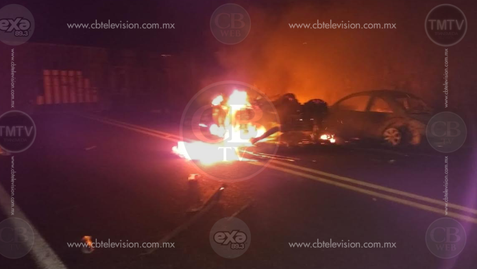 Tráiler y auto protagonizan accidente, se incendian; hay dos heridos