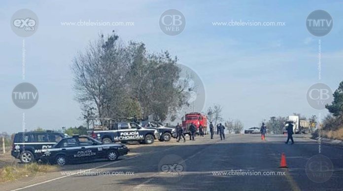 Con granadas y balas atentan contra camioneta que podría pertenecer al crimen organizado, quedan dos calcinados
