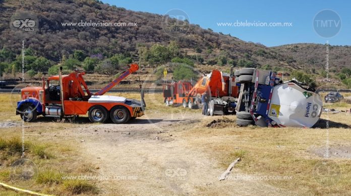 Trailero salva su vida de milagro tras volcar en la pista de Occidente