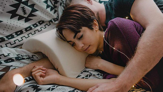 Crean almohada para dormir abrazados sin que a tu pareja se le duerma el brazo
