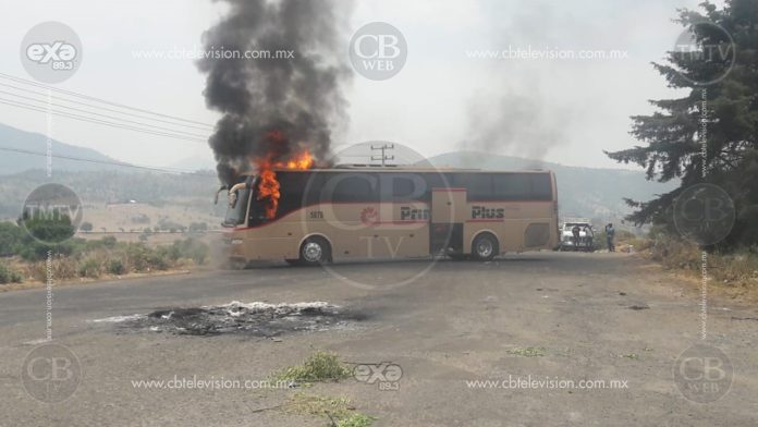 Comuneros incendian camiones y mantienen bloqueo sobre la carretera Paracho-Cherán 