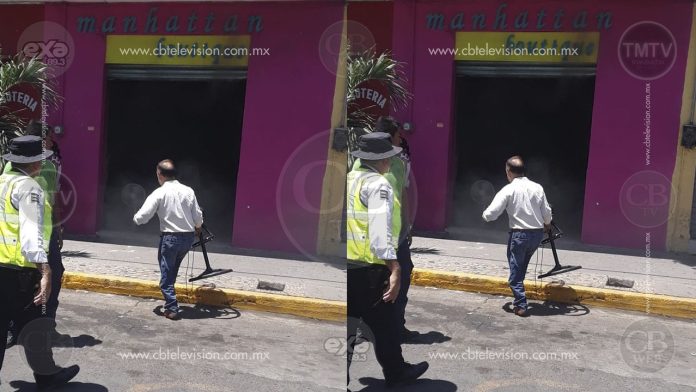 Bomberos aplacan fuego en boutique de Apatzingán