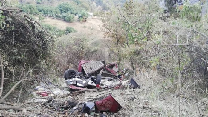 Camionero pierde la vida y su hijo queda herido al caer a barranco en carretera de Uruapan