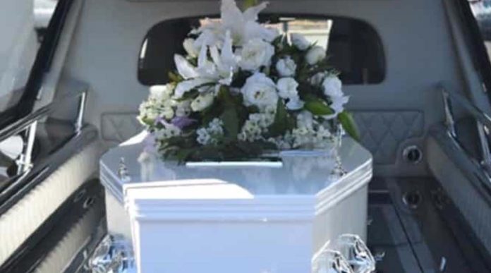 Se roban carroza fúnebre con todo y cadáver
