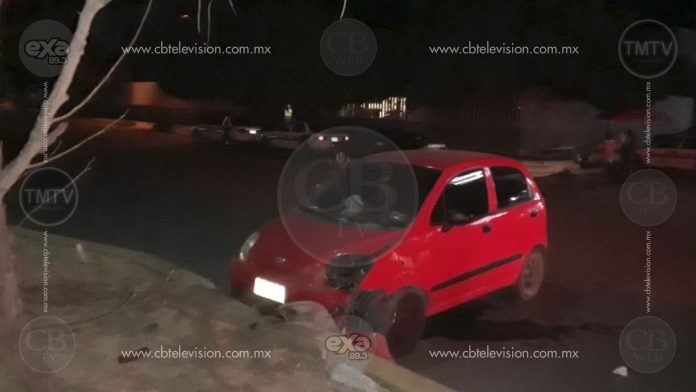 Conductor a exceso de velocidad se lesiona en accidente automovilístico