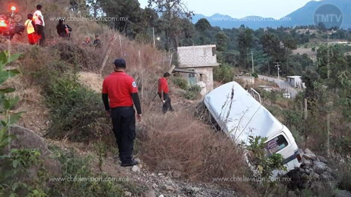 Combi se va por un barranco; olvidaron poner el freno de mano