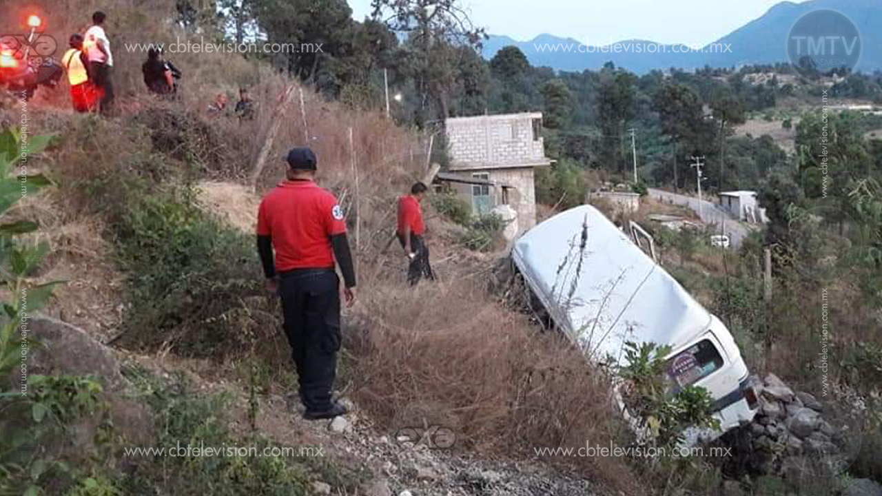 Combi se va por un barranco; olvidaron poner el freno de mano Combi se va por un barranco; olvidaron poner el freno de mano