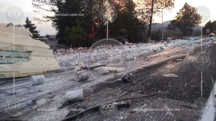Volcadura mortal en la pista de Occidente; empleados de la caseta se salvan de milagro