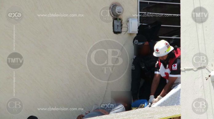 Balean con diferentes tipos de arma a hombre afuera de su domicilio
