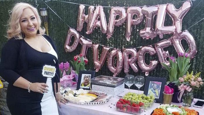 Se divorcia y hace fiesta en grande