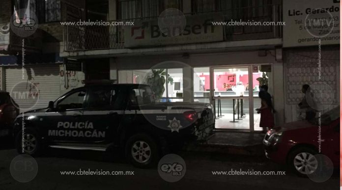 Millonario botín se llevan al asaltar banco ubicado en pleno centro de Zitácuaro
