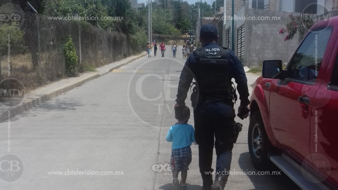 Localizan a menor caminando solo y lo entregan a sus padres