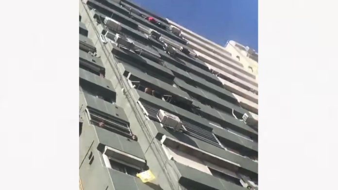 Mujer lanza un perrito desde quinto piso y se burla de los espectadores
