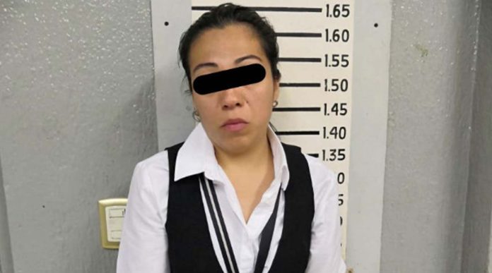Empleada de banco es sorprendida con dos millones de pesos en su bolsa, en Nuevo León
