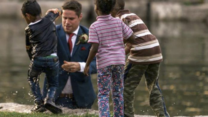 En plena sesión de fotos novio corre para salvar a un niño de morir ahogado