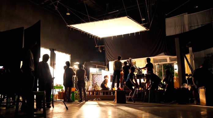 Abren escuela de actuación de cine para adultos