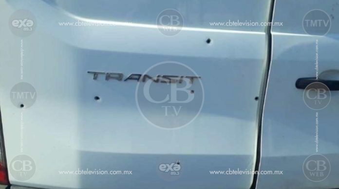 Grupo armado balea camioneta de paquetería que intentaba robar