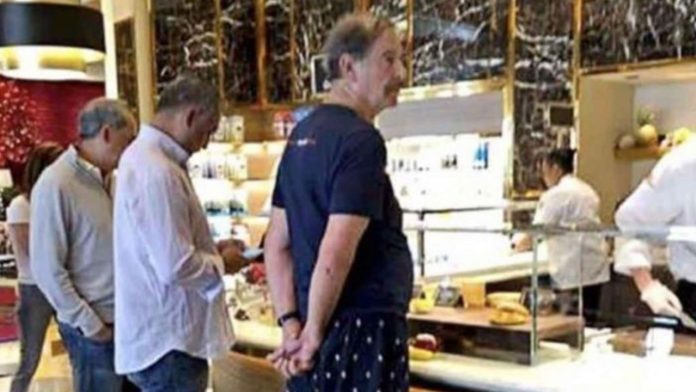 Captan a Vicente Fox en pijama esperando su desayuno en un lujoso hotel