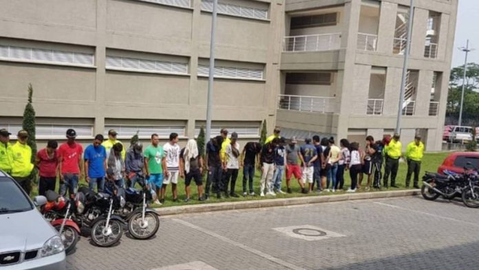 Policía infiltrado enamora a la esposa de un sicario y extorsionador de “gota a gota” que operaba en una escuela 