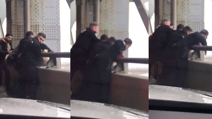 Video: Varios hombres detienen a un ancianito que pretendía lanzarse desde un puente