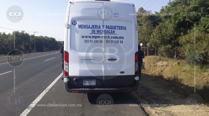 Para robar mercancía, ladrones disparan contra camioneta