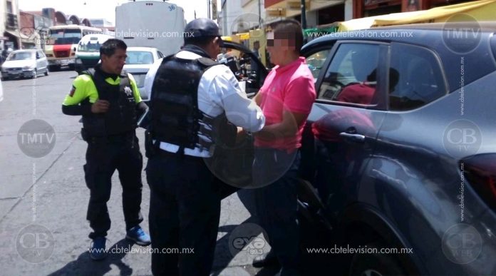 Lo detienen por hablar por celular mientras manejaba y descubren que tiene una orden de aprehensión