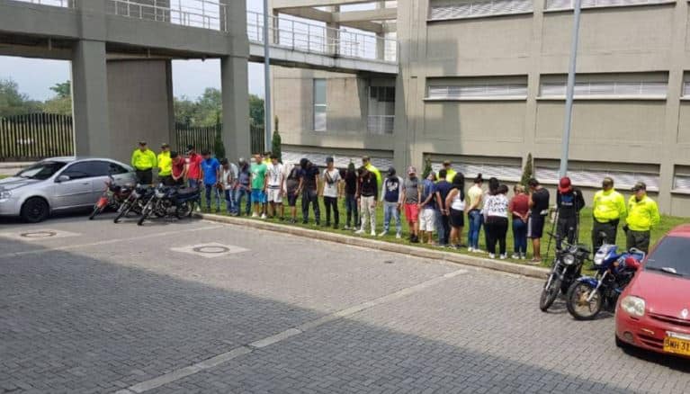 Policía infiltrado enamora a la esposa de un sicario y extorsionador de “gota a gota” que operaba en una escuela