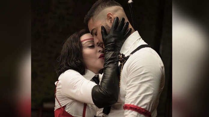 VIDEO: Maluma y Madonna muy cariñosos en 