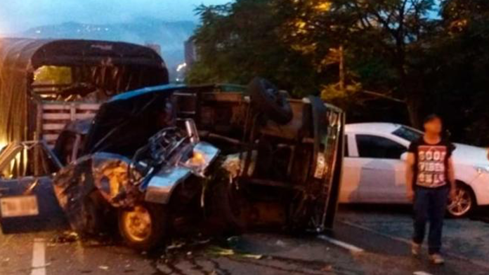 Carambola entre 10 autos en Medellín deja tres muertos y 9 heridos