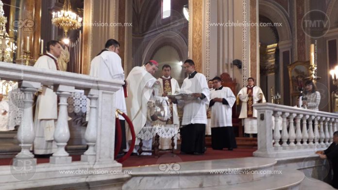 Celebran Misa Crismal en la catedral de Morelia