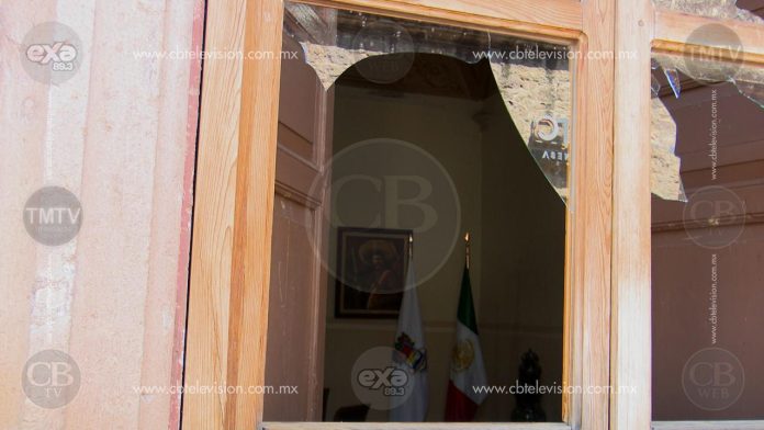 Comuneros de Arantepacua dejan ventanas y cristales rotos en Palacio de Gobierno después de su manifestación