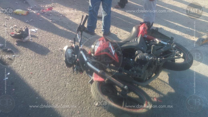 Camioneta arrolla a adolescente motociclista