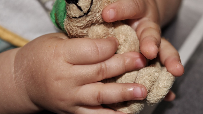 Hallan más de 20 cadáveres de niños enterrados en una escuela 