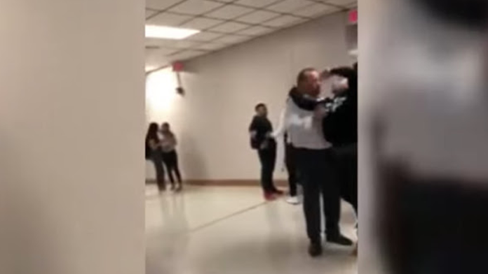 VIDEO: Arrestan a alumno por aplicar una llave al director de su escuela